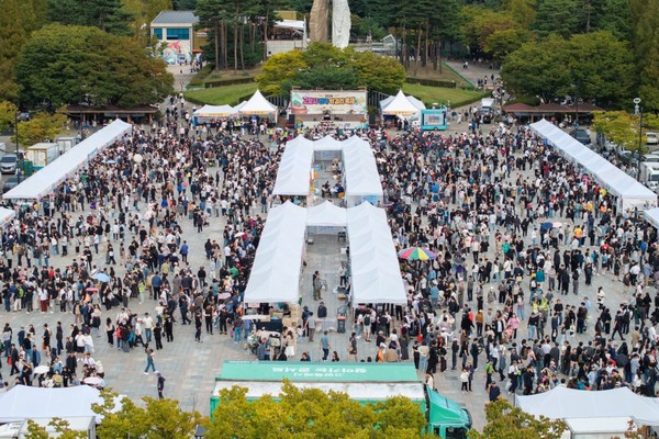 축제 첫날부터 정발산역 앞 행사장 일대를 가득 메운 방문객 인파. 고양시 제공