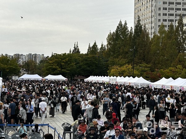 전국 각지에서 몰려든 방문객들로 발 디딜 틈이 없는 일산문화광장의 모습.