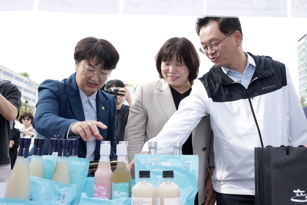 행사장 부스를 순회하며 시민, 상인들과 인사를 나누는 (왼쪽부터)고은정 도의회 부의장, 김미수 시의장, 민경선 시장. 고양시 제공