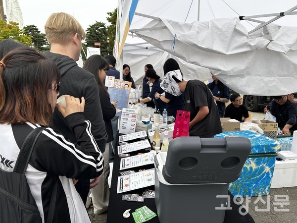 각 지역 부스 앞에 줄을 서서 전국 각지에서 온 막걸리를 시음 중인 시민들.