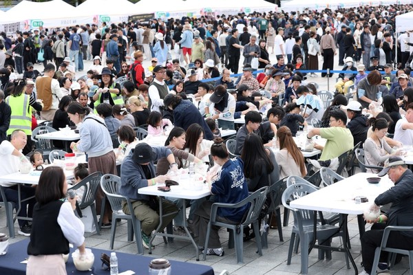 행사장 중앙에 마련된 공간에서 대규모로 진행된 107명 동시 막걸리 빚기 체험 현장. 고양시 제공