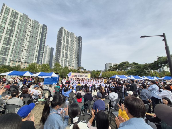 10월 3일 동산꽃맞이공원에서 열린 '제12회 창릉동 용머리축제' 현장. 수많은 지역 주민들이 객석을 메우며 마을 행사에 대한 높은 관심을 보였다. 창릉동 주민자치회 제공