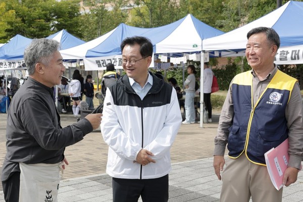 행사장을 찾은 민경선 고양시장(가운데)이 고양밥할머니보존회 임현철 회장(맨왼쪽)과 창릉동 주민자치회 김대욱 회장과 인사를 나누며 축제의 성공적인 개최를 격려하고 있다. 고양시 제공