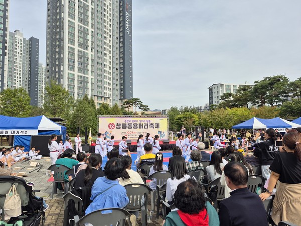 축제 무대에서 지역 청소년과 어린이들이 절도 있는 태권도 시범 공연을 선보이고 있다. 창릉동 주민자치회 제공