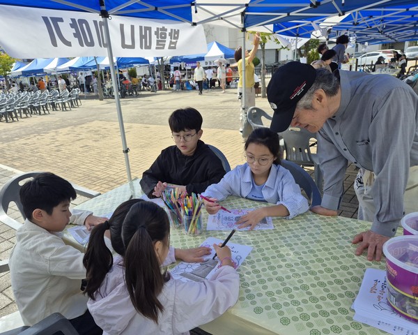 밥할머니 부스 색칠 놀이 프로그램에 어린이들이 집중해서 참여하고 있다. 창릉동 주민자치회 제공