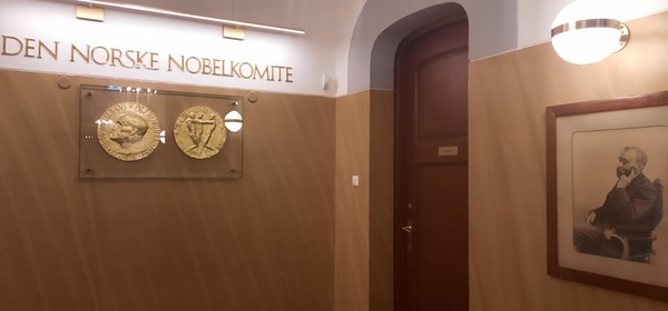 노르웨이 노벨위원회 (Norwegian Nobel Committee, DEN NORSKE NOBELKOMITE)  내부에 노벨평화상 메달과 함께 노벨 초상화가 걸려있다. 이철규 북유럽특파원
