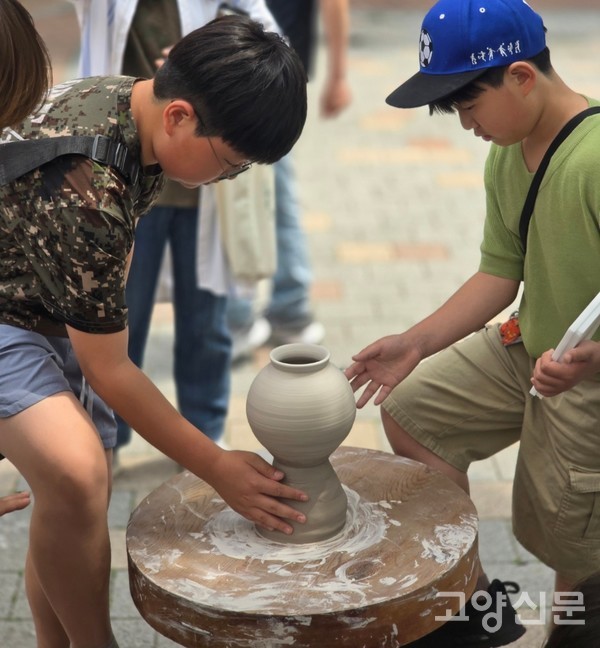 도자 관련 행사에서 물레체험하는 학생들