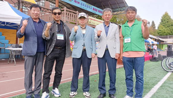 왼쪽부터 장호순 고양시초교총동문연합회 사무총장, 양승주 고양시의원, 이희재 총동문회장, 이흥식 고양시초교총동문연합회장, 윤현철 송포초 사무국장이 나란히 자리했다.
