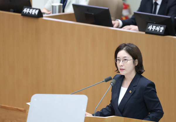 경기도의회 본회의장에서 발언하고 있는 임유진 의원(더불어민주당, 고양1). 임 의원은 이번 조례안 발의를 통해 청년과 신혼부부의 전월세 주거비 부담 완화 필요성을 강조했다. 경기도의회 제공