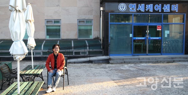 일산동구 문봉동에 자리한 연세케어센터 앞에서 박창훈 대표원장이 미소를 짓고 있다.