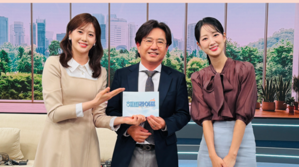 최근 방영된 교양·정보 프로그램 '해피라이프'에 치매 돌봄 전문가로 출연한 박창훈 연세요양원 대표원장(가운데). 이날 박 원장은 "치매라고 해서 어르신의 일상이 멈추는 것은 아니다"라며 스스로 해내는 경험과 가족들의 지혜로운 대처를 강조해 큰 공감을 얻었다. MBN '해피라이프' 방송 화면 캡처