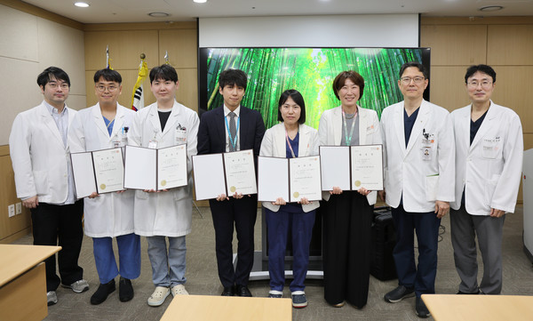 백용해 동국대학교일산병원장(오른쪽 두 번째)과 새롭게 출범한 AI TFT 위원들이 위촉장을 들고 기념 촬영을 하고 있다.  동국대학교일산병원 제공