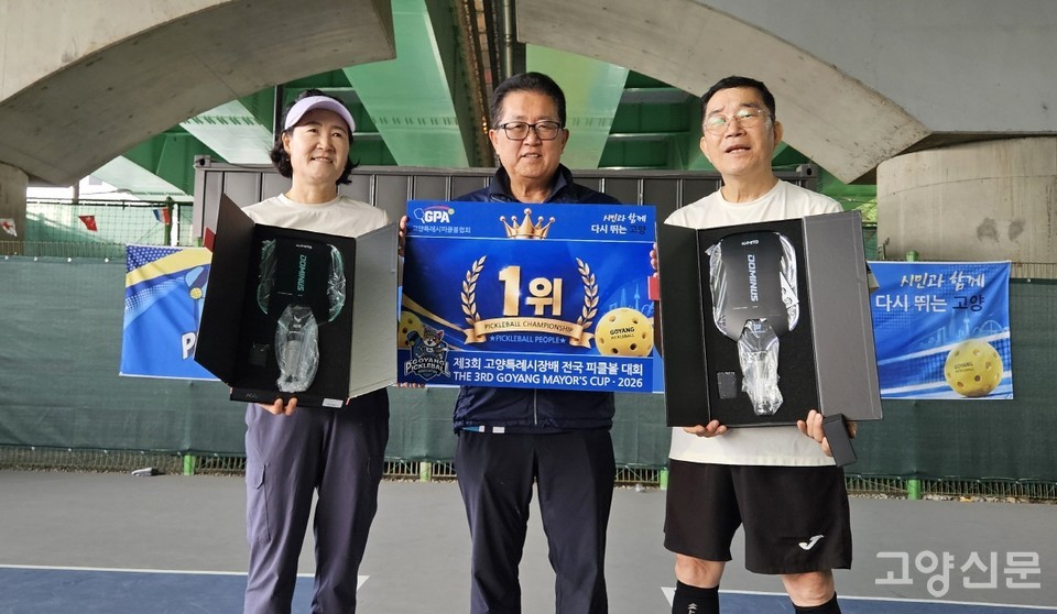 시니어부 혼합복식에서 우승을 차지한 김영자(왼쪽), 정완기(오른쪽) 선수. 고양특례시피클볼협회 제공