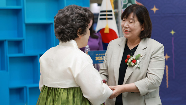 김미수 고양시의회 의장이 공예인과 반갑게 인사를 나누고 있다.