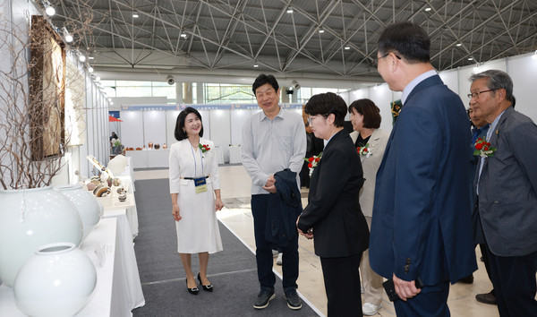 축제를 관람하며 공예인들과 이야기를 나누는 내빈들.