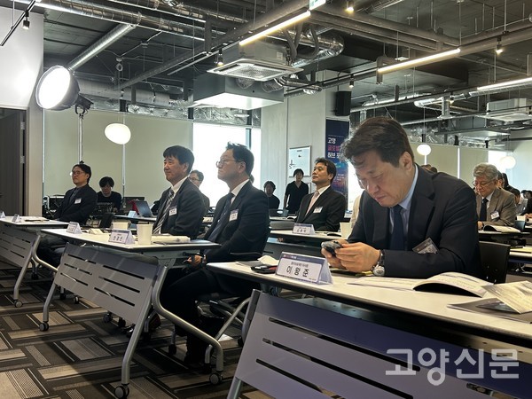 객석에서 자료를 검토 중인 참석자들. 이날 포럼에서는 시민들의 날카로운 질의가 쏟아졌다.