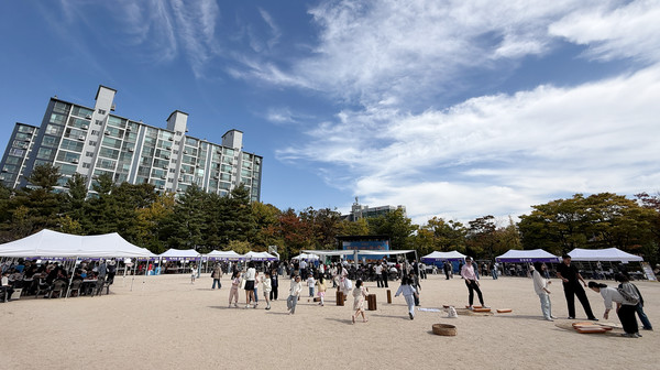 청명한 가을 하늘아래 마을축제가 열리고 있다. 