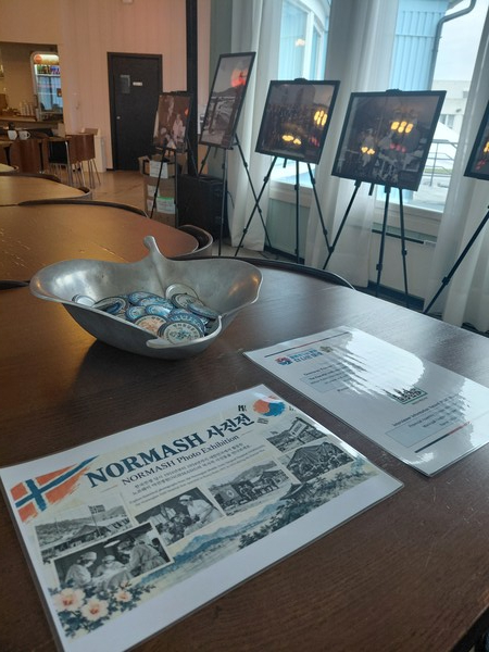 '노르매시 6.25 참전용사 사진전' 입구에 행사 소개자료가 비치돼 있다. 이철규 북유럽특파원