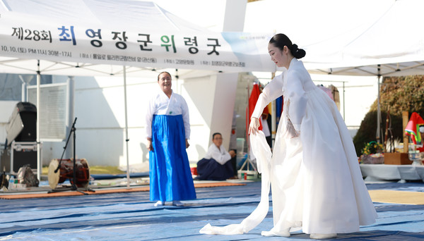 공연을 바라보는 지정자 최영장군위령굿보존회장(왼쪽)