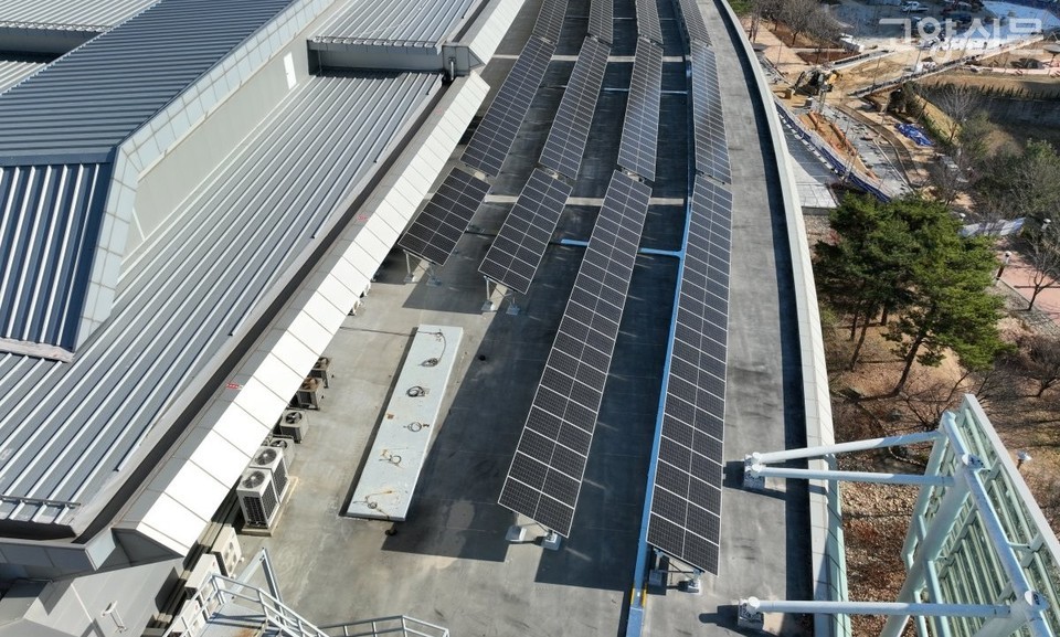 킨텍스 제1전시장 지붕 태양광 발전시설. 262.2kW 규모로 2025년에 설치 완료된 공공 태양광 발전설비다. 고양시 제공