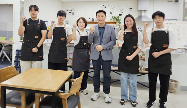  함윤희 센터장(왼쪽 세 번째)과 관계자 참여 청소년들이 일요청소년카페에 함께 자리했다.