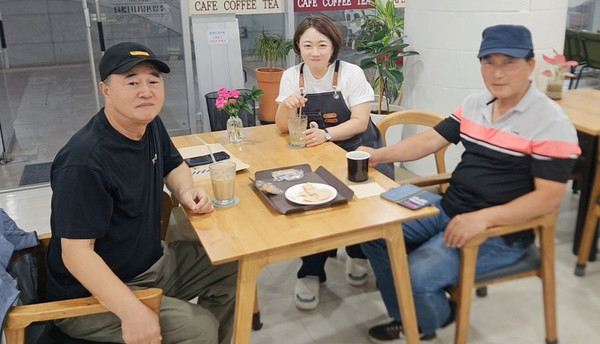 지역주민들도 일요청소년카페를 응원하기 위해 동참했다.