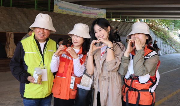 참가들과 걷기축제 관계자들이 함께 기념사진을 찍고 있다.