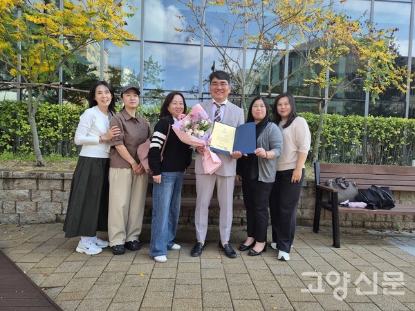이병학 신임 회장이 선거를 도운 지지자, 학부모 운영위원들과 당선의 기쁨을 나누고 있다.