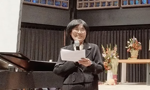 개회사와 축사를 하고 있는 정선경 한독문화예술교류협회 대표·민주평화통일자문회의 북유럽협의회장이 활짝 웃고있다. 한독문화예술교류협회 제공