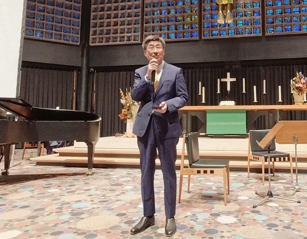베를린 한반도평화음악회 축하를 하고있는 주독 대한민국대사관 고경석 대사. 한독문화예술교류협회·민주평화통일자문회의 북유럽협의회 제공