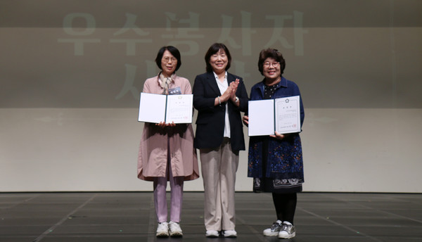 우수봉사자들에게 김미수 고양시의회 의장(가운데)이 표창장을 전달했다.