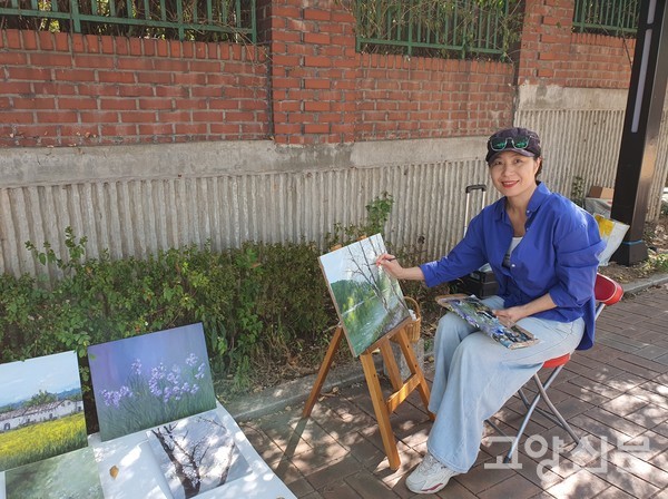 이정임 작가가 고양경찰서 인근 가로수길에서 그림을 그리고 있다. 