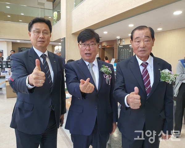 김보연 조합장, 이석형 원장, 이영철 상임이사(오른쪽부터)가 포즈를 취했다.