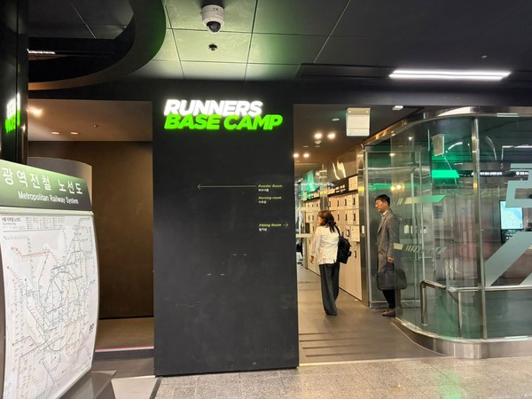 여의나루역 내에 위치한 '러너스테이션(RUNNERS BASE CAMP)' 입구 전경. 벽면에 파우더룸, 수유실, 탈의실 위치를 알려주는 안내 문구가 적혀 있다. 최은주 의원 제공