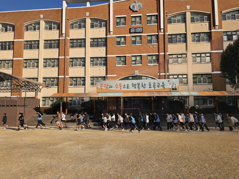 호곡중 학생들이 아침에 ‘호곡 RUN SCHOOL’ 프로그램에 참여해 학교 운동장을 활기차게 달리고 있다. 고양교육지원청 제공