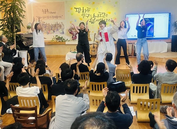 지난 11일 열린 동녘교회 창립 40주년 홈커밍데이. 교인들이 직접 꾸민 무대가 분위기를 달궜다.