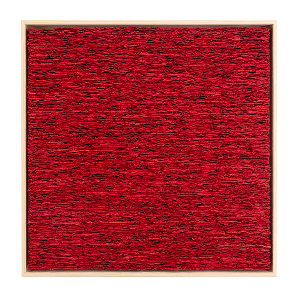 붉은 숨 / 한지 / 줌치기법 60 x 60 x 5cm / 겹겹이 쌓인 붉은 한지의 결을 통해 내면에 흐르는 생명과 감정의 움직임을 표현했다.