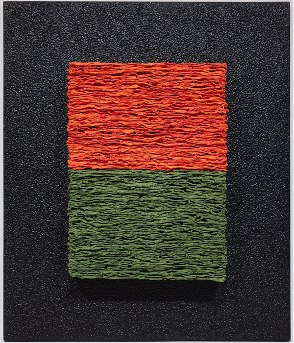 색의 층 43x51x7cm ,korean Paper,2026 / 겹겹이 쌓인 한지의 층을 통해 생명과 자연이 축적해 온 시간의 흔적을 표현했다.