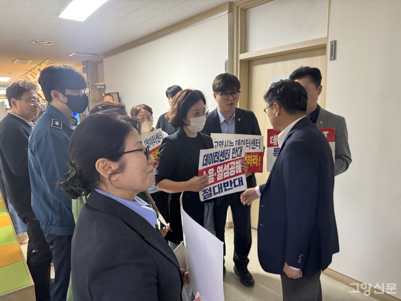 건축심의위원회 위원장인 오후석 제2부시장 앞에서 시도의원들과 주민들이 데이터센터 반대 의사를 전달하는 모습