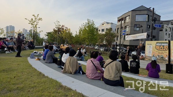 17일 오후 4시부터 진행된 '북한산 르네상스 버스킹' 무대에서 다채로운 춤과 악기 연주가 펼쳐지고 있다.