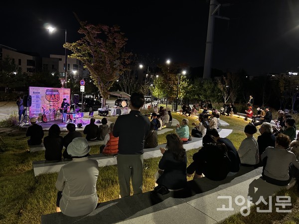 해가 진 저녁 6시 이후, 80년대 록 그룹 '건아들'의 보컬 곽종목이 후배들의 깜짝 소개로 마이크를 잡고 창릉천 수변에서 열창하고 있다.