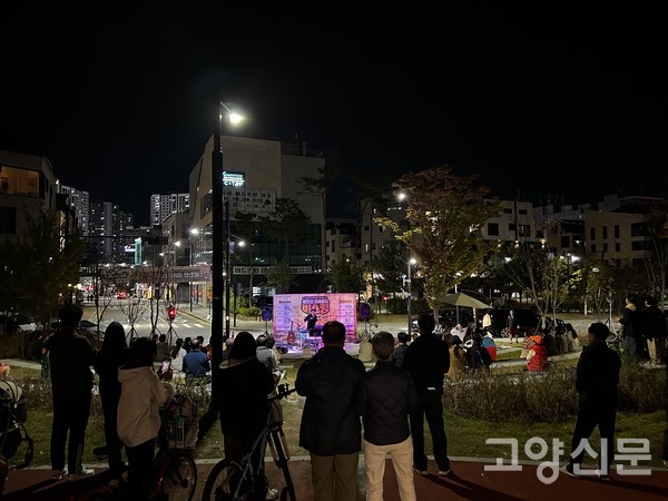 객석을 가득 채운 시민들이 가을밤의 정취 속에서 곽종목의 노래에 화답하며 버스킹 공연을 즐기고 있다.
