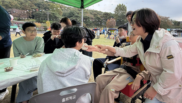 김정민 홀트학교 교장(오른쪽)이 학생들과 체험을 함께하고 있다.