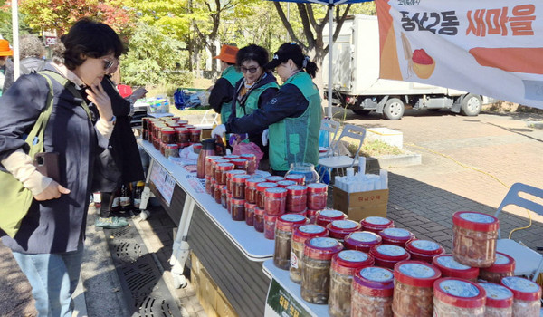  중산2동 새마을부녀회가 어려운 이웃을 돕기 위한 ‘이웃사랑 나눔 바자회’를 열고 있다.
