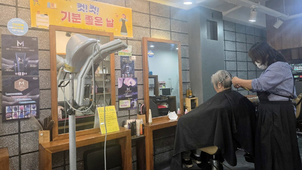 백석2동 지역사회보장협의체가 저소득층 어르신들에게 무료 이·미용 서비스를 진행했다.