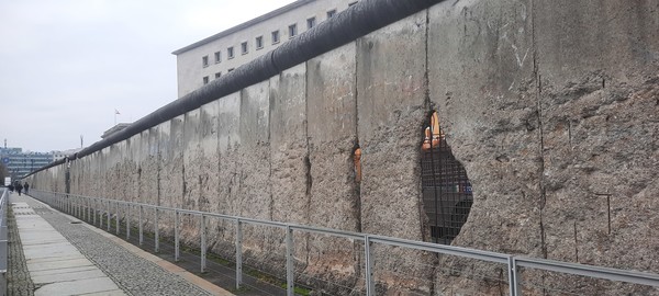 베를린 장벽 기념관(Berliner Mauer-Gedenkstätte) 인근 장벽 곳곳에 세월의 무게를 못 이기고 구멍이 뚫려있다. 이철규 북유럽특파원.
