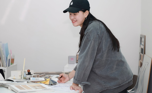 최안나 '스튜디오 안나' 대표. 하나부터 열까지, 섬세하게 진행하고 마무리한다.