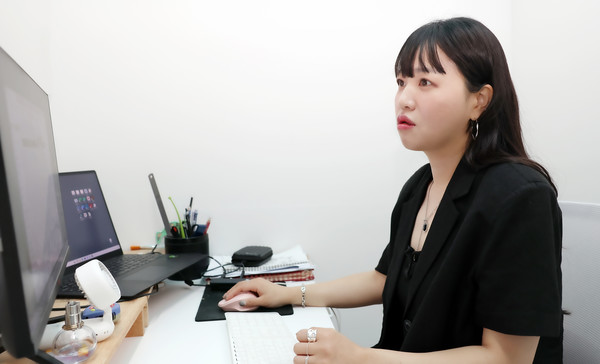 고객과의 약속을 위해 밤늦게까지 디자인을 하며 도면을 꼼꼼하게 확인한다. 