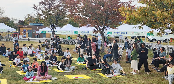 많은 시민들이 북캠프에 참여해 도전골든벨에 도전하고 있다.