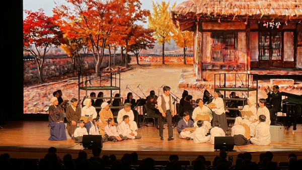 지난 16일 서울 서초문화예술회관 아트홀에서 열린 창작오페라 《매헌 윤봉길 : 1932 샹하이의 아침》 공연에서 출연진과 아동들이 함께 무대에 올라 역사적 장면을 연출하고 있다. 이번 공연에는 이민자통합센터가 운영하는 고양시 다문화 아동·청소년 합창단 ‘라라빛 합창단’이 참여해 의미를 더했다. 이민자통합센터 제공